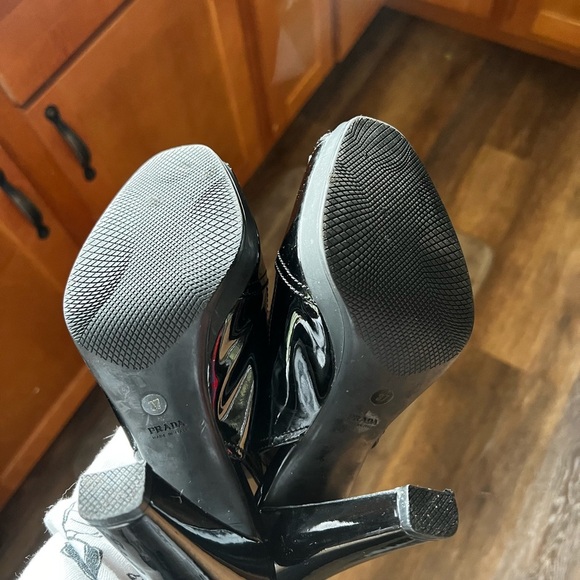 Prada patent leather peep toe heels - Picture 4 of 4